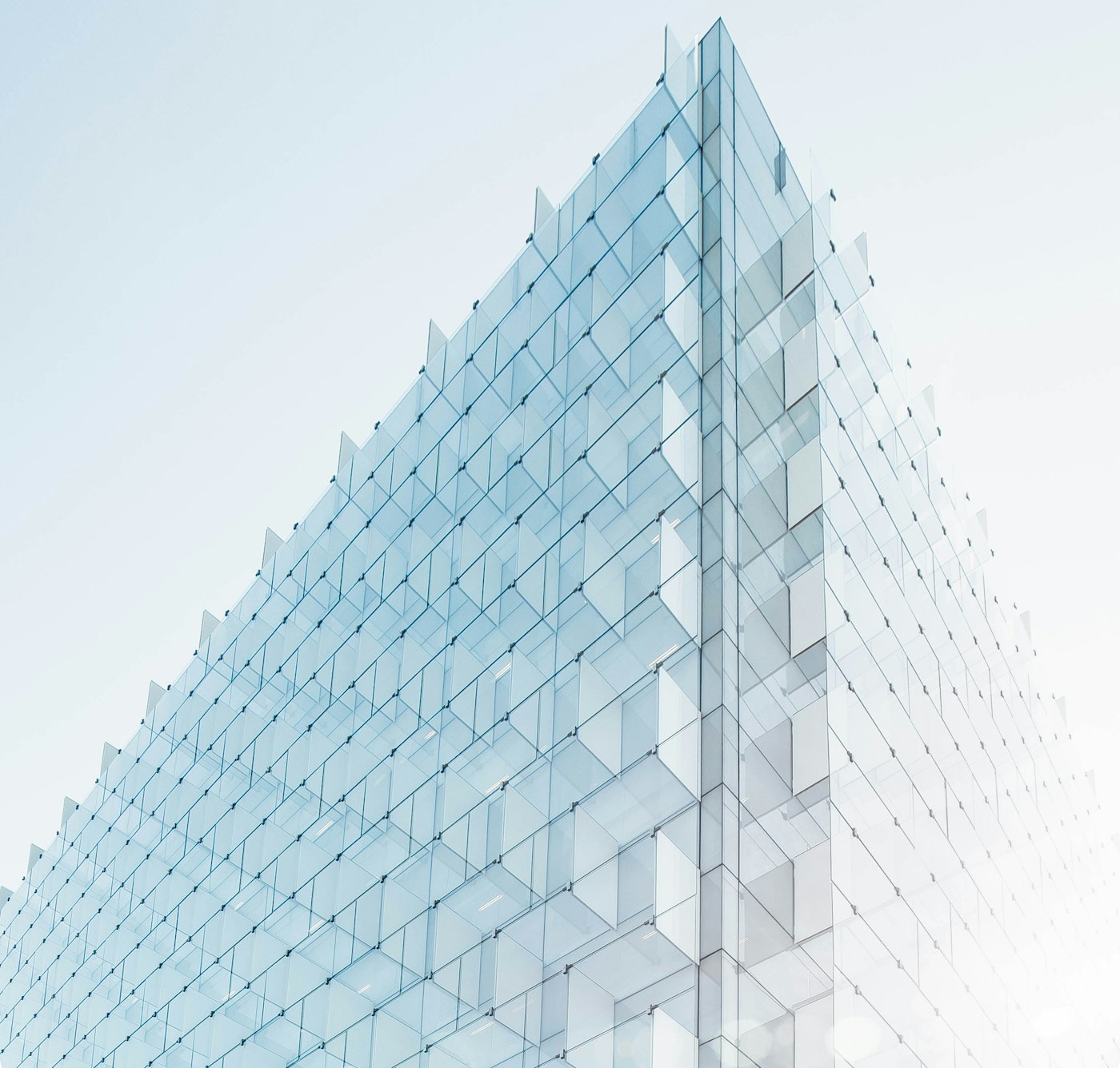 玻璃建築外牆與通透光影